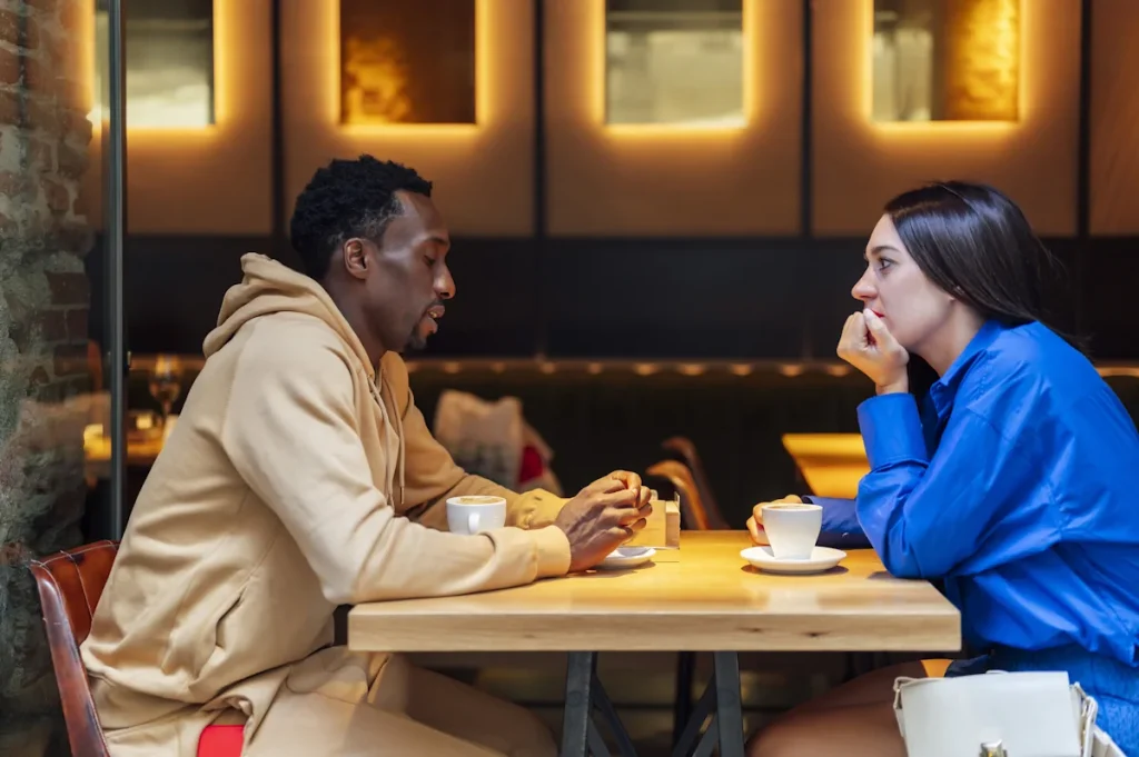 Un homme et une femme qui discute autour d'une tasse de café