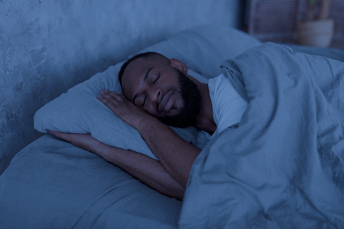 Un homme qui dort dans son lit