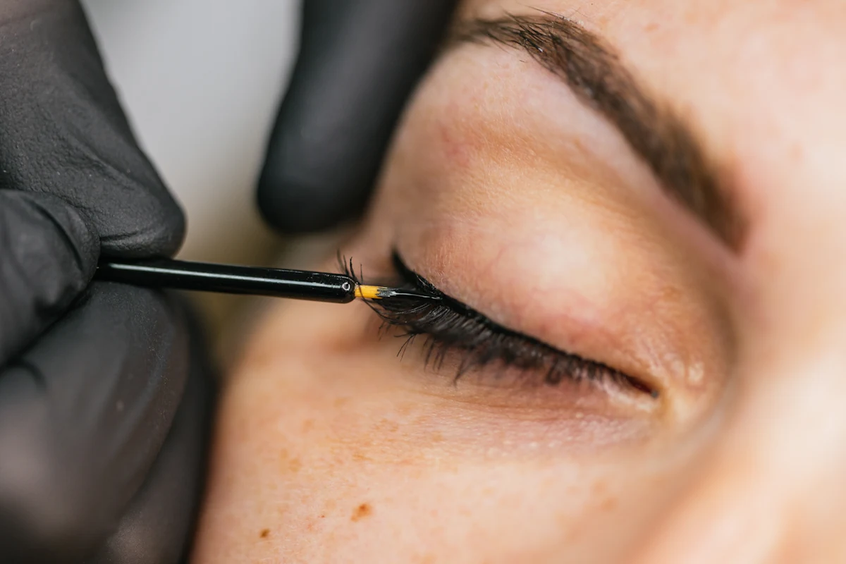 Une femme qui se fait tracer un trait d'eye liner