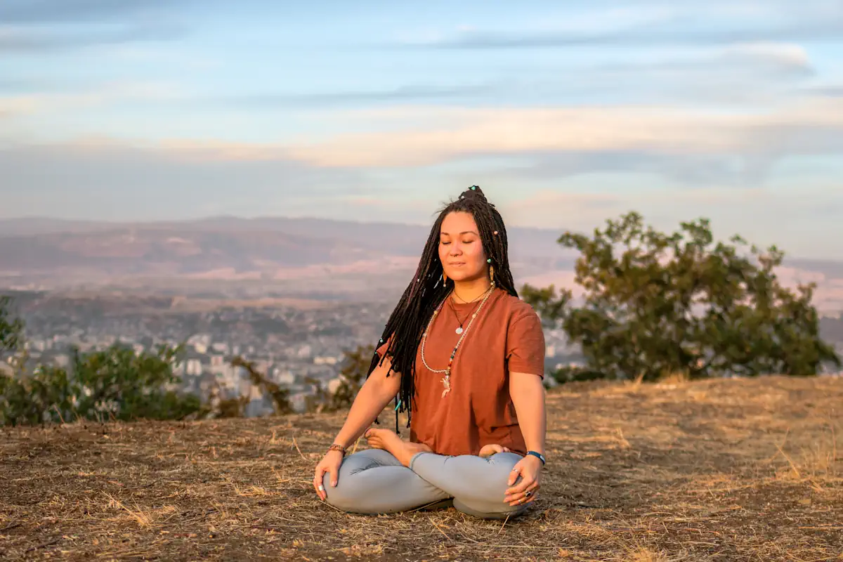 Une femme en pleine méditation