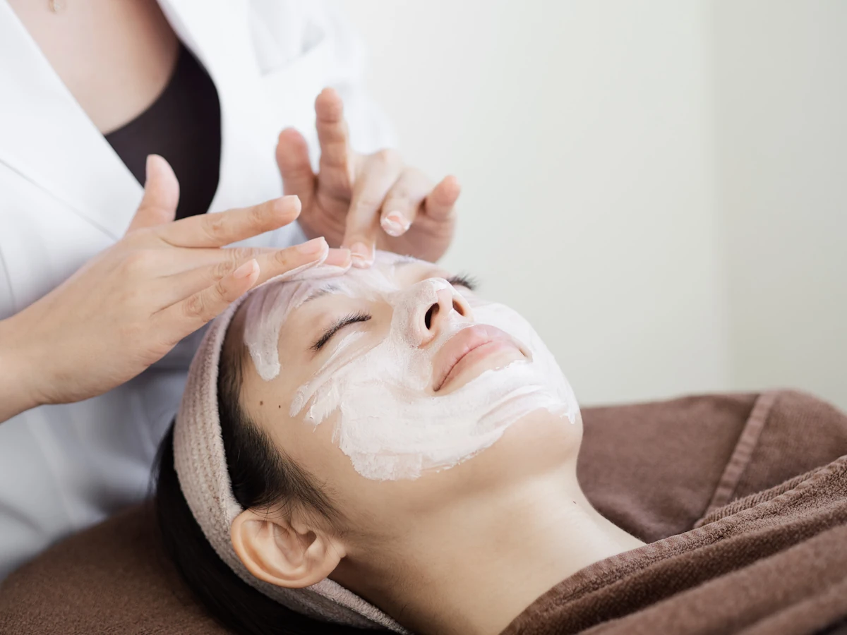 Une femme qui fait un soin du visage sur une autre