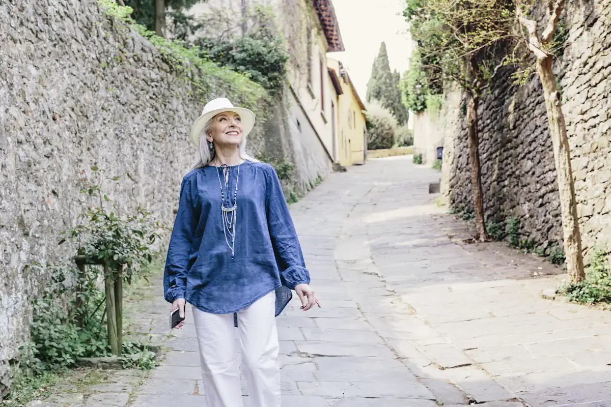 Une femme qui visite une ruelle en pierres