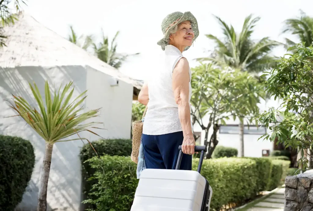 Une femme âgée avec une valise