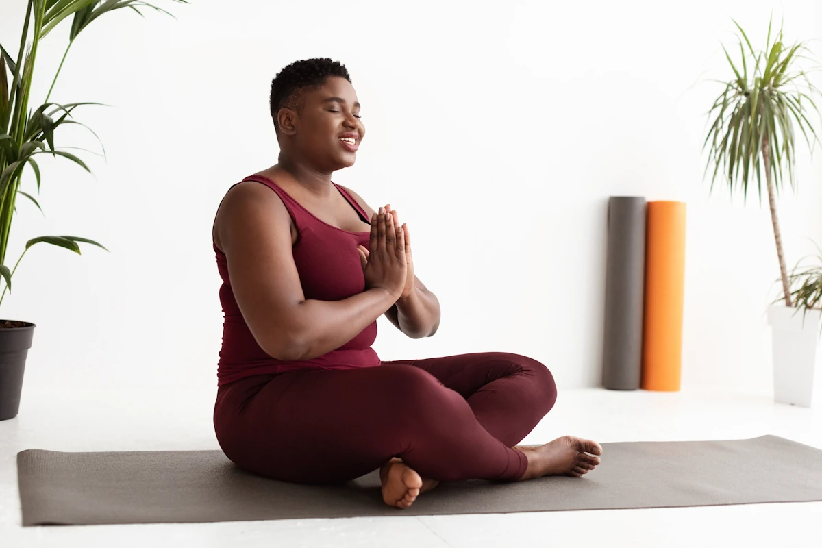 Une femme en tenue de sport qui fait du yoga