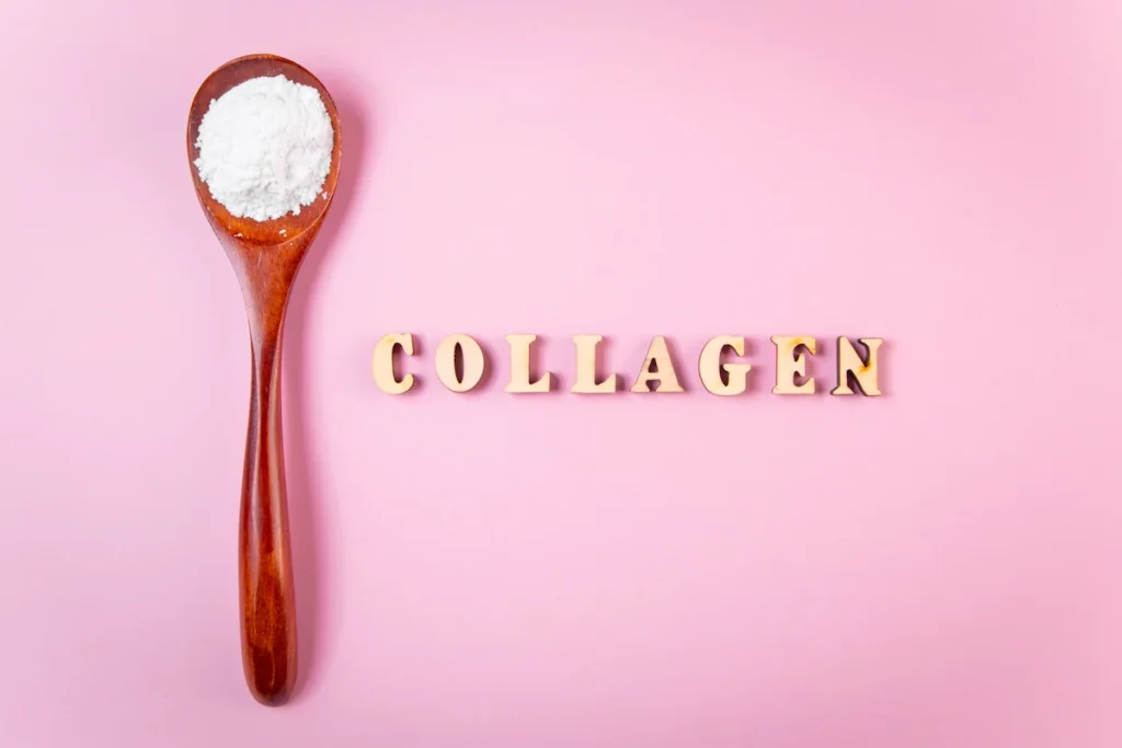 Une cuillère avec un produit blanc à côté du mot COLLAGEN