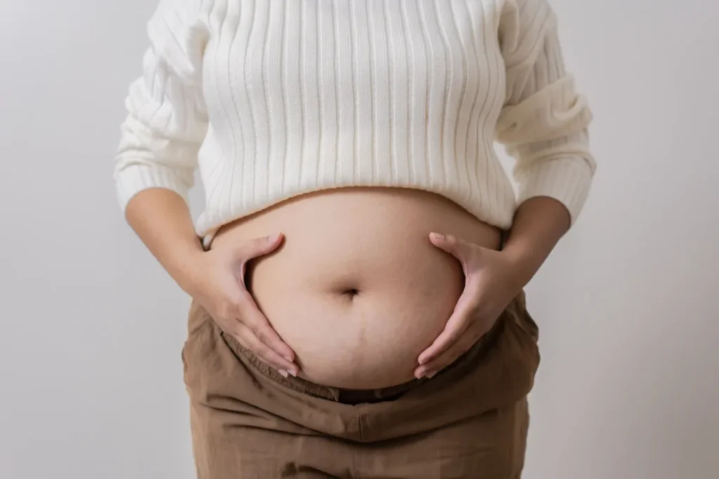 Une femme qui tient son ventre