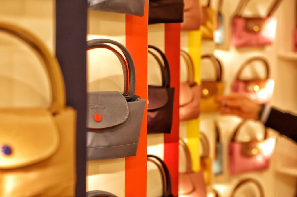 Des sacs longchamp sur des étagères