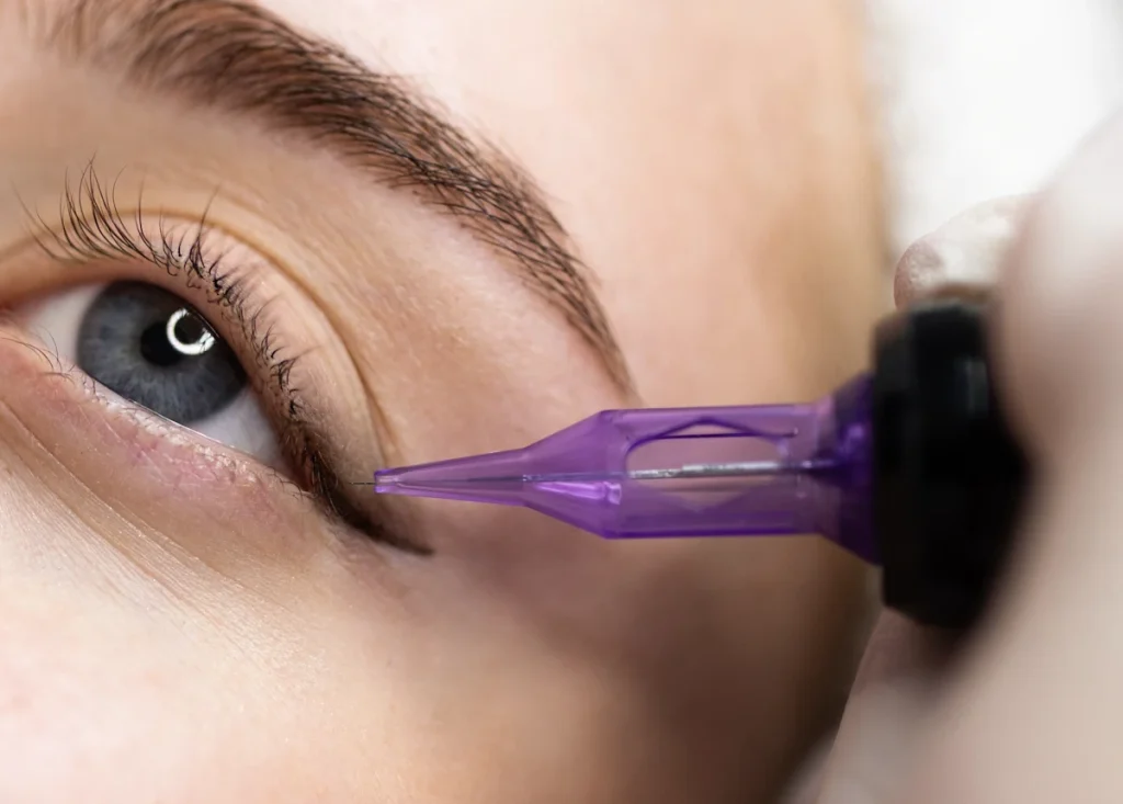 Une femme sur le point de se faire tatouer le ras des cils