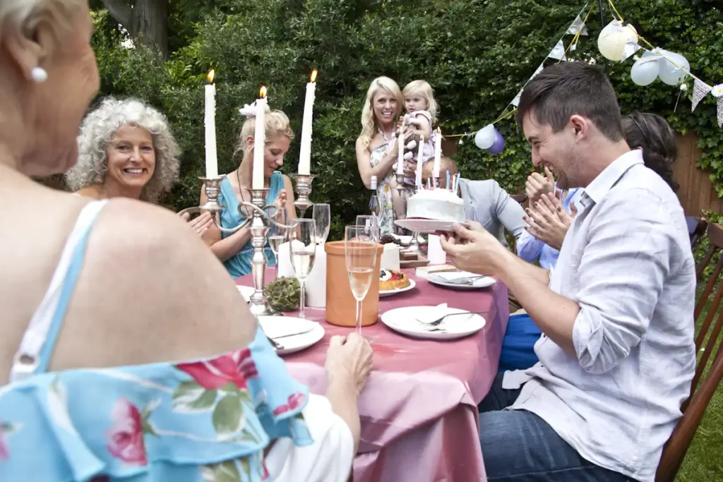 Une femme autour d'une table avec des vaisselles et des bougies