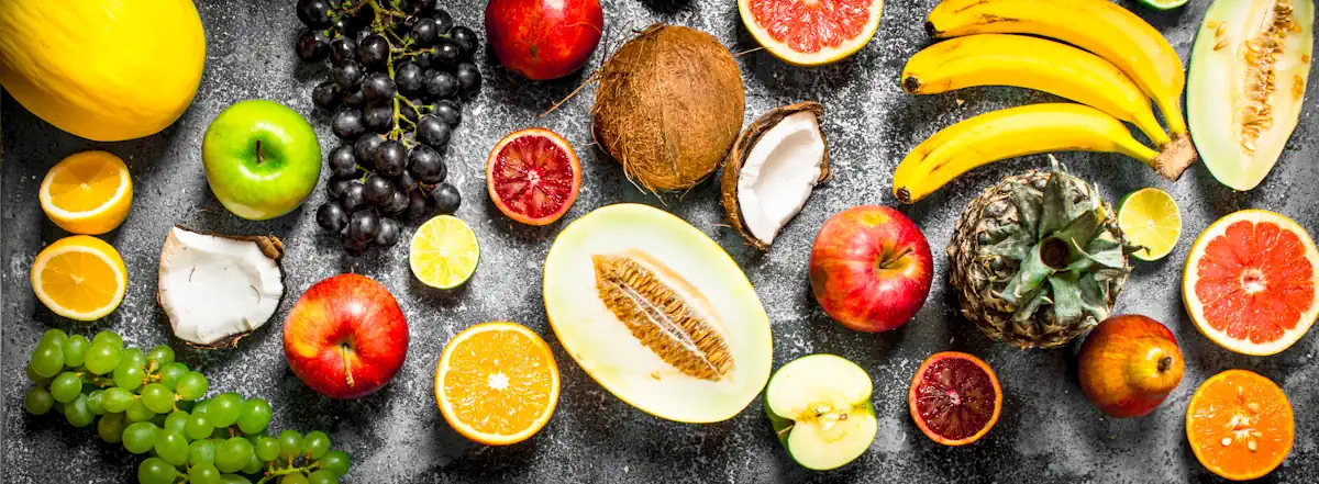 Différents fruits posés sur un support
