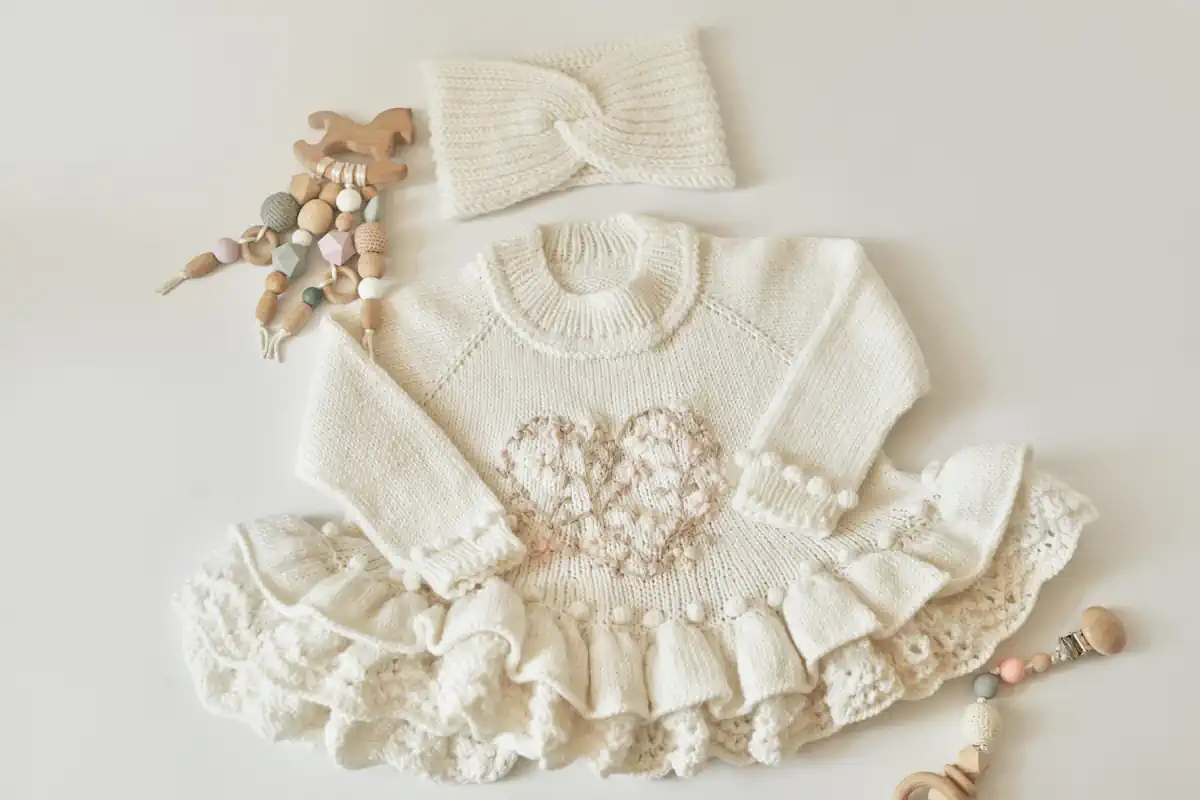 Une robe blanche avec des perles et un bandeau blanche