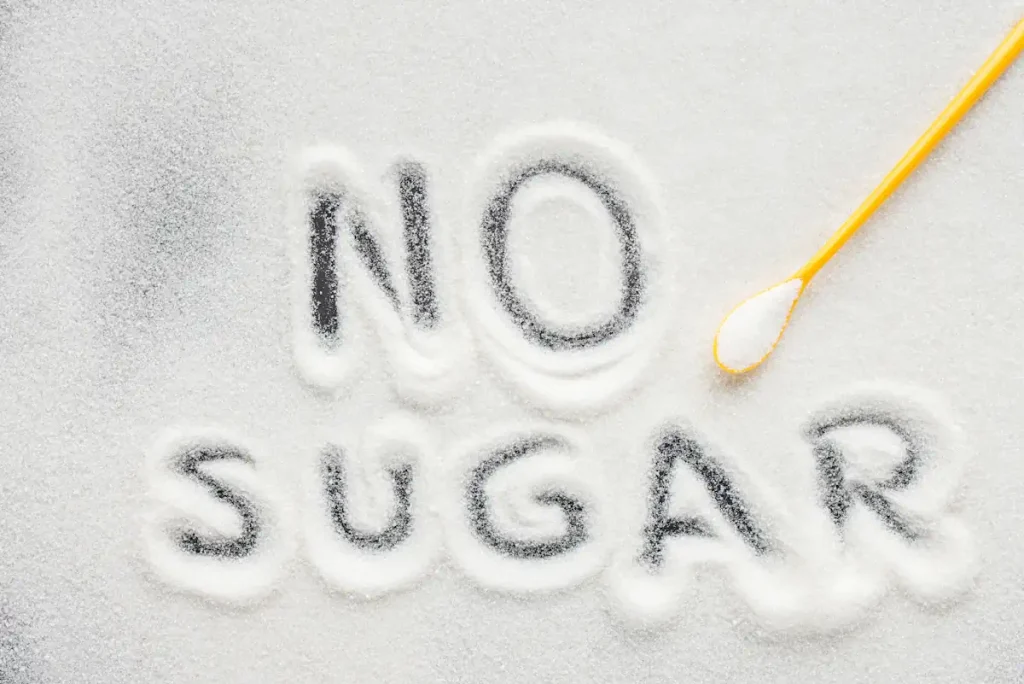 Le mot No SUGAR inscrit dans du sucre versée sur une surface