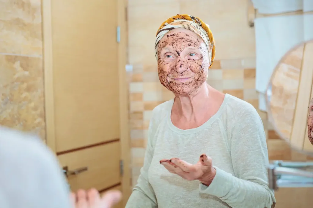 Une femme qui applique du produit sur son visage