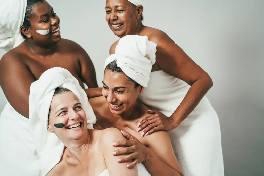 Des femmes en serviette qui rigolent ensemble