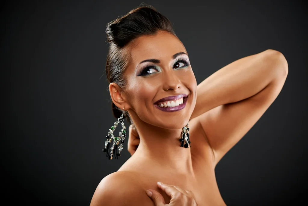 Une femme qui sourit en prenant la pose