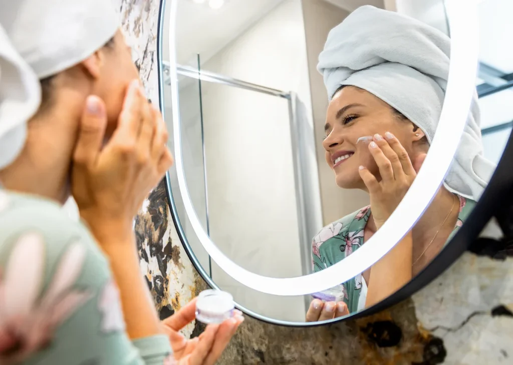 Une femme qui prend soin de sa peau