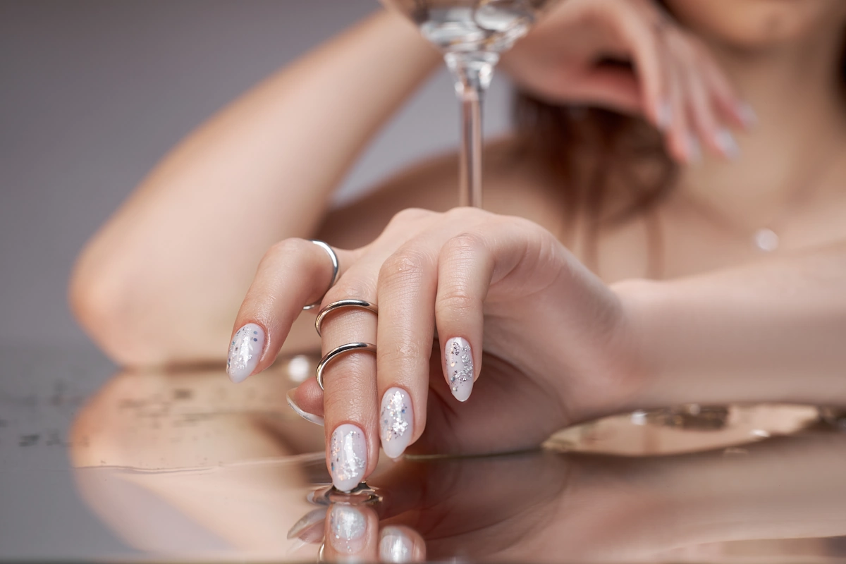 Une femme avec des ongles qui brillent