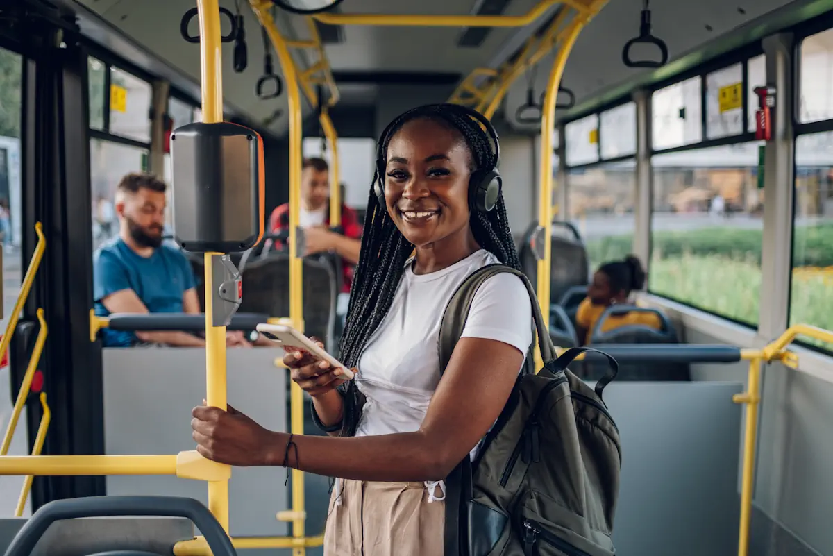 Une femme debout dans un bus