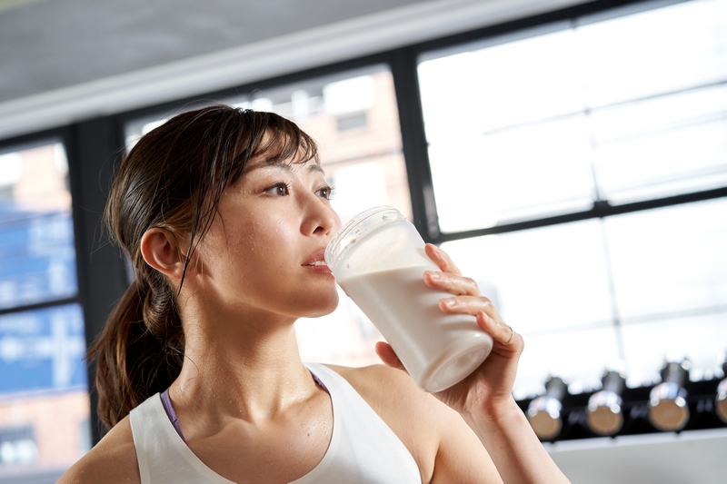 femme qui boit une boisson whey protéinée