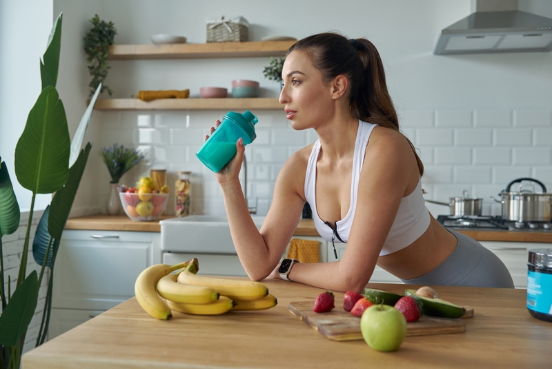 femme sportive dans sa cuisine