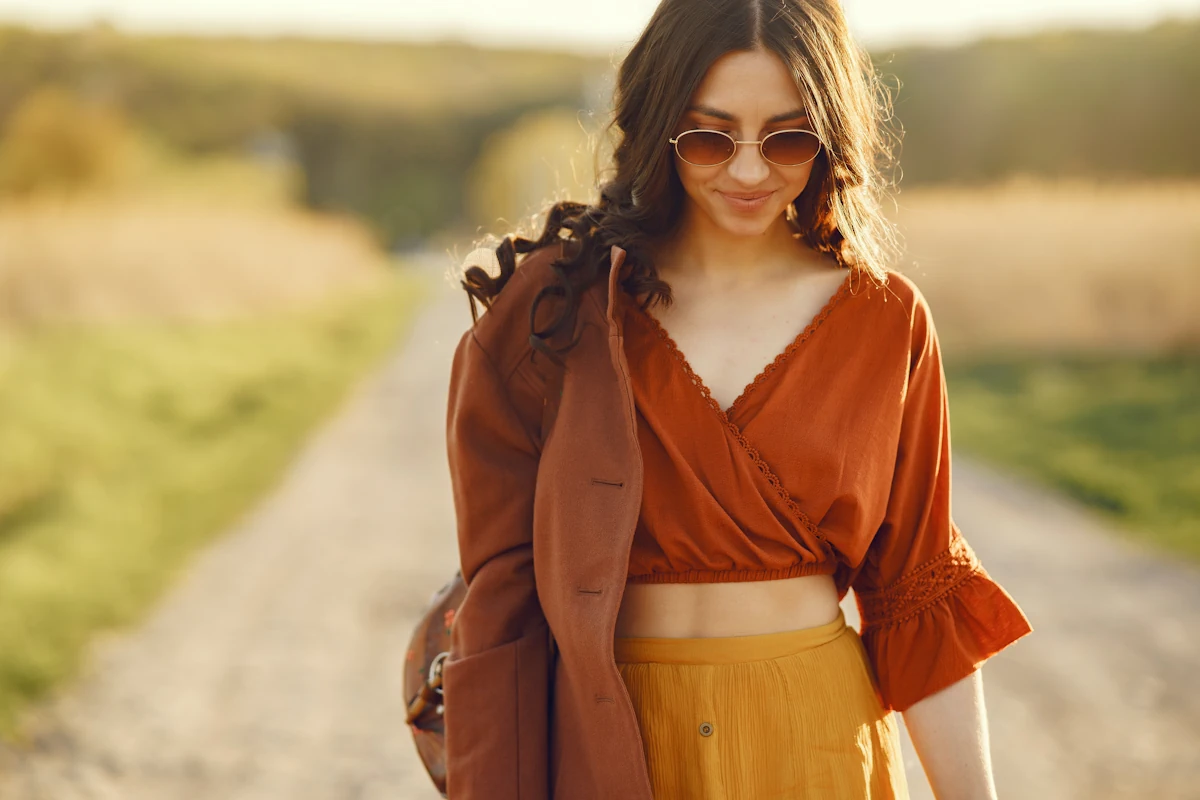 Une femme qui porte des vêtements aux couleurs chaudes