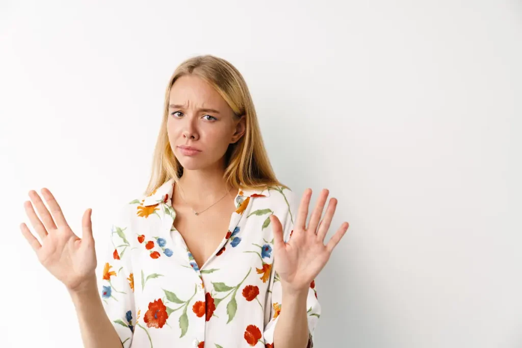 Une femme qui dit non avec les mains