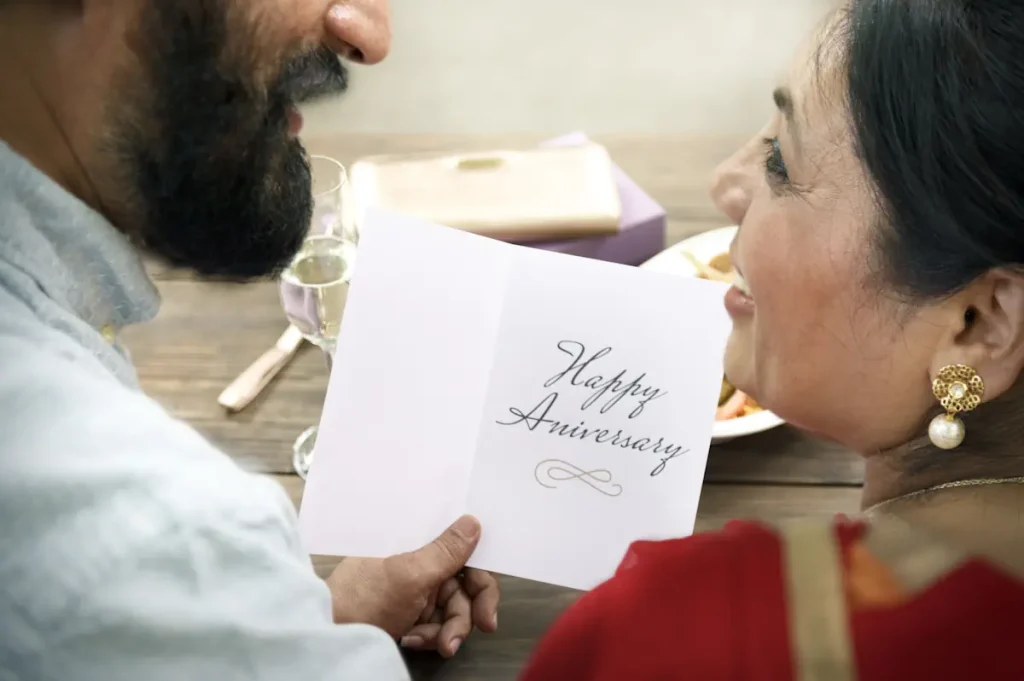 Un homme et une femme qui lisent une carte Joyeux anniversaire
