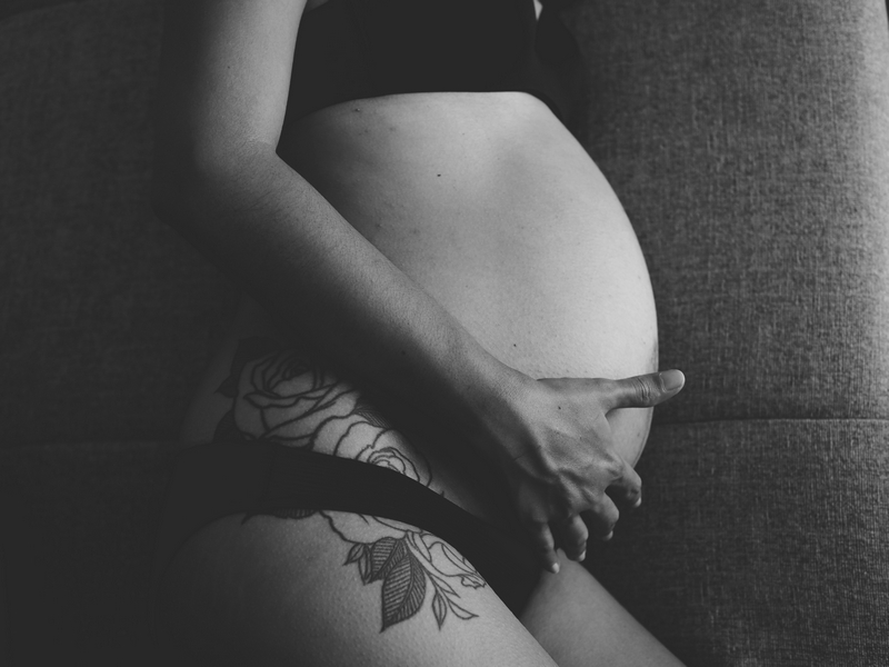 femme tatouée pendant sa grossesse