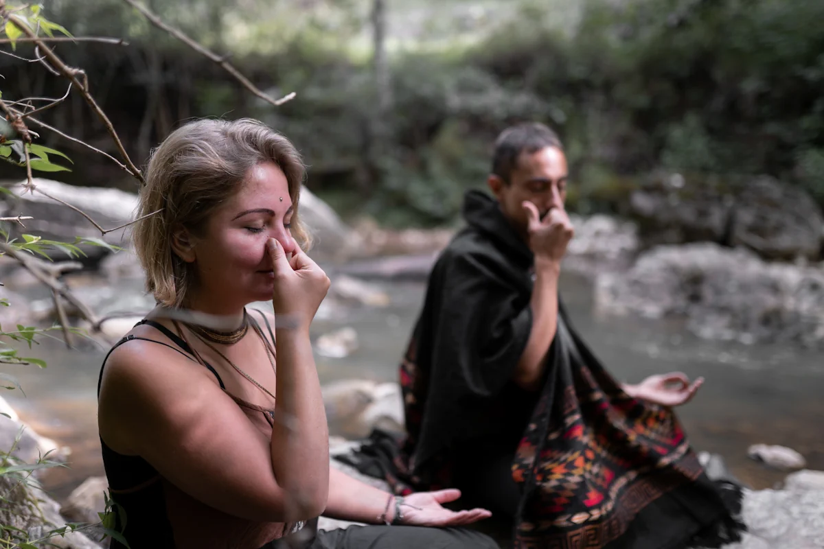 Une femme est un homme qui médite dans la forêt
