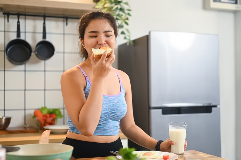 femme qui se nourrit de protéines