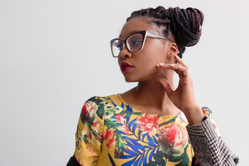 femme stylée qui porte des lunettes