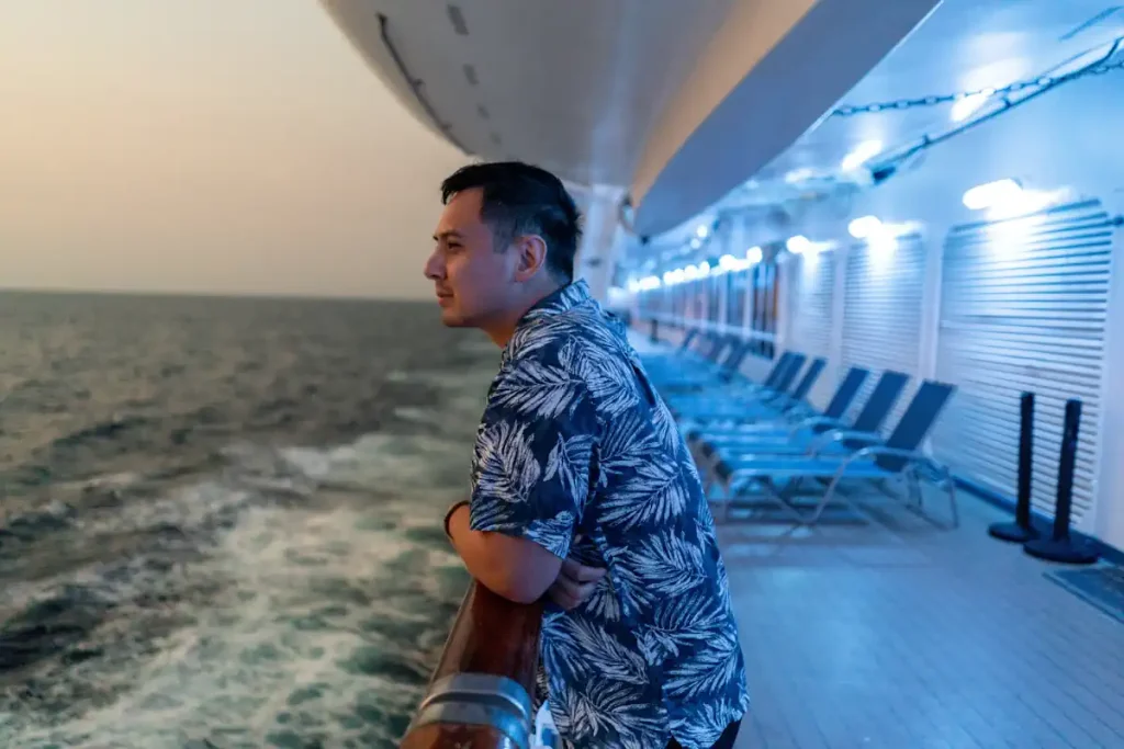 Un homme qui regarde la mer sur un bateau de croisière