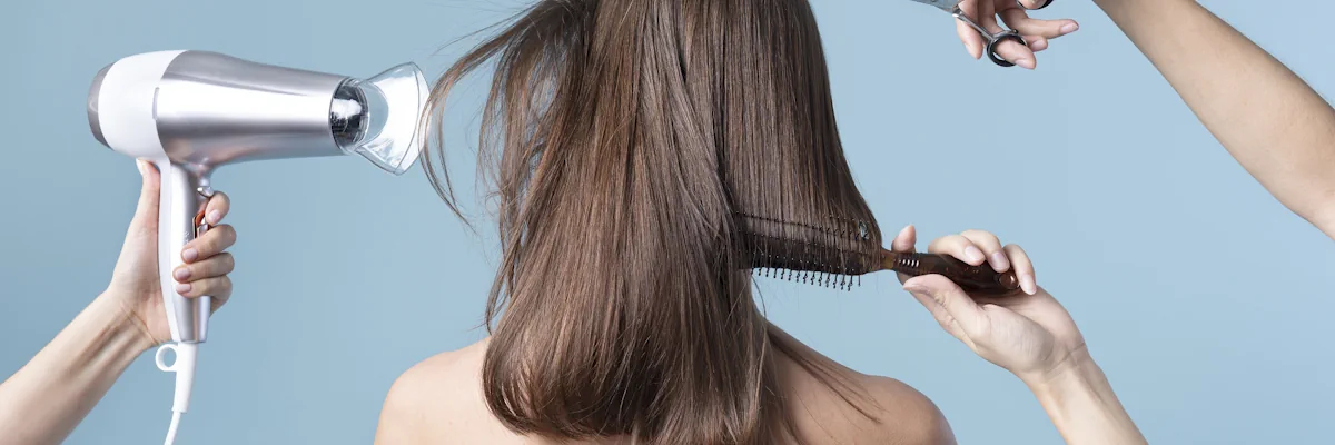 Une femme qui se fait coiffer les cheveux