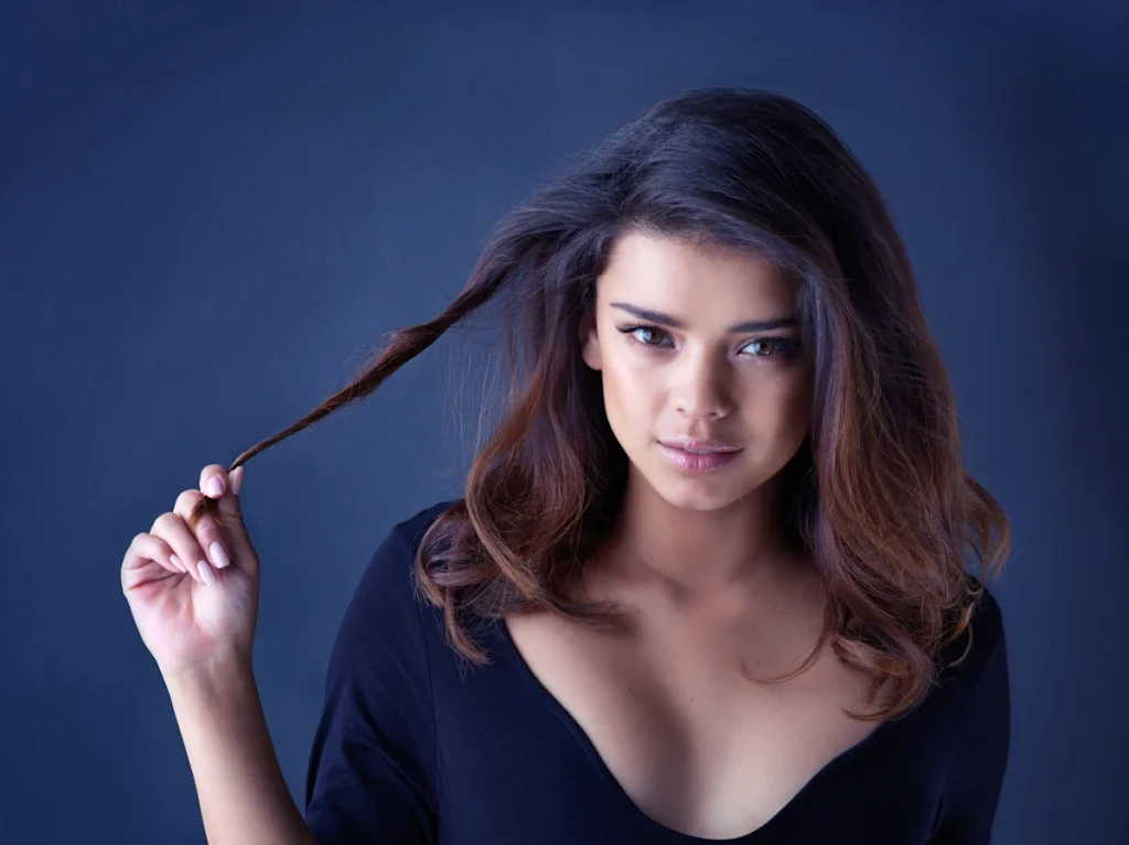 Une femme qui se tortille une mèche de cheveux