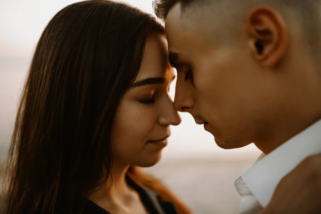 Un couple qui s'enlasse
