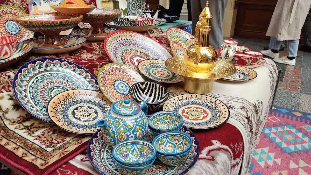 des poteries colorées avec des motifs