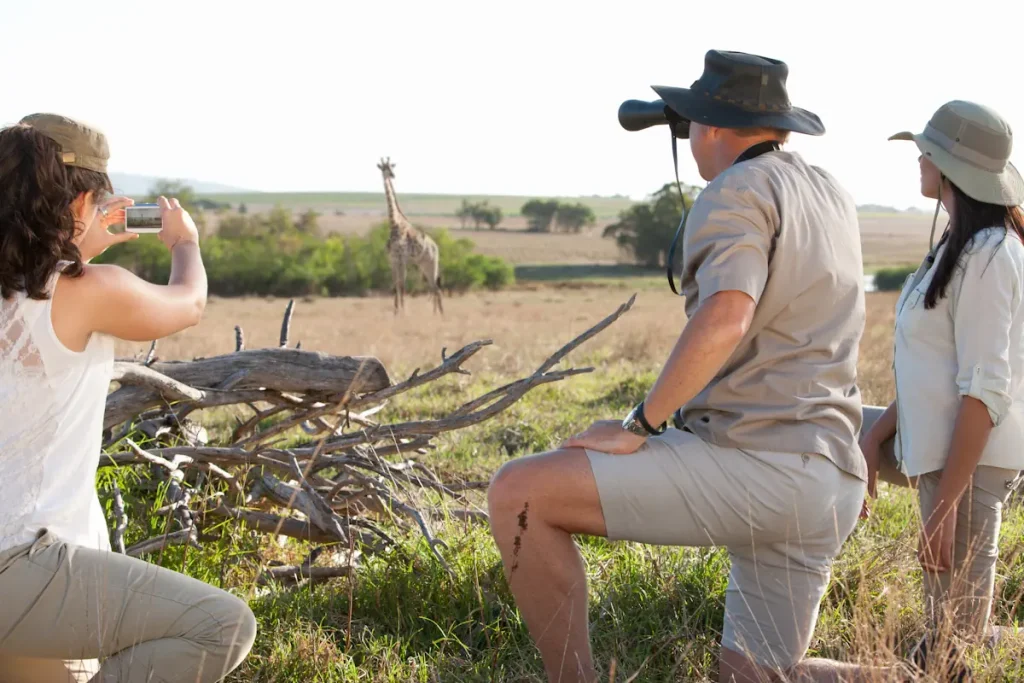 Un groupe qui prend en photo une girafe