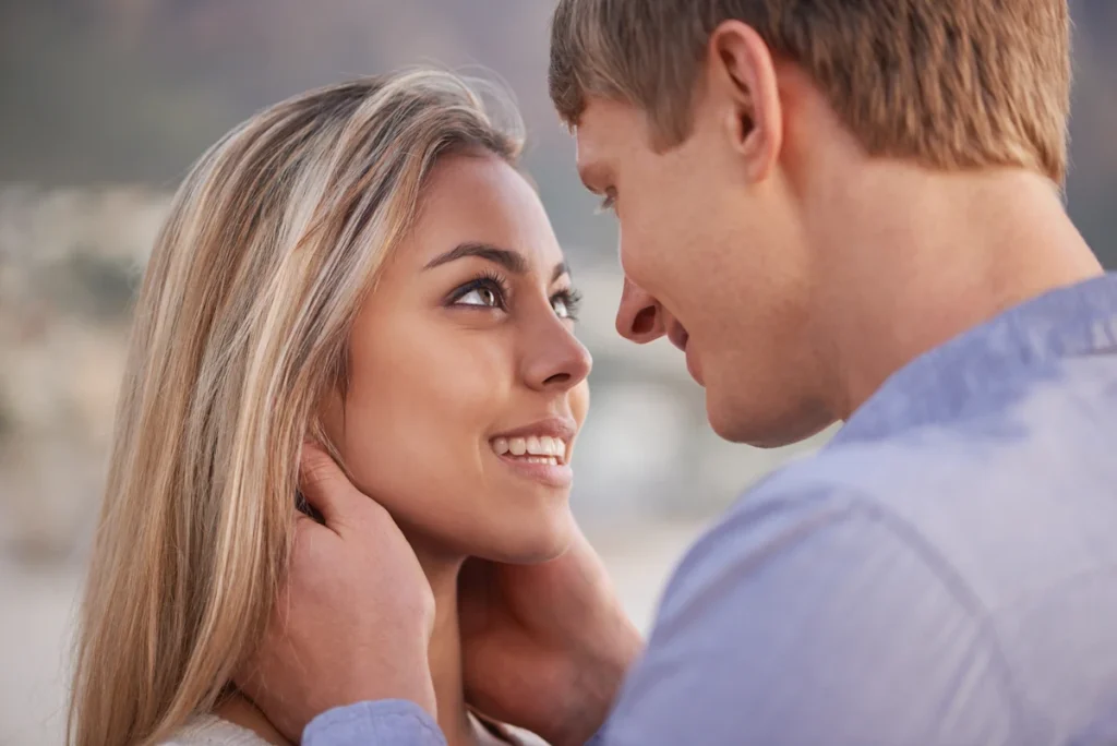Un homme et une femme qui se regarde les yeux dans les yeux avec le sourrire