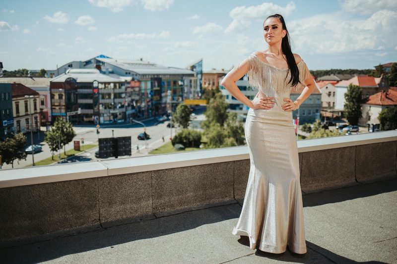 femme en robe de soirée