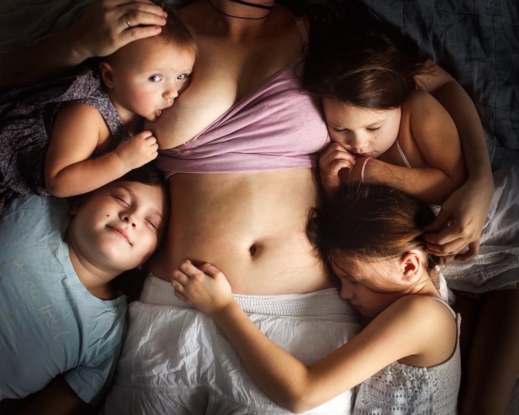 femme post grossesse avec ses enfants
