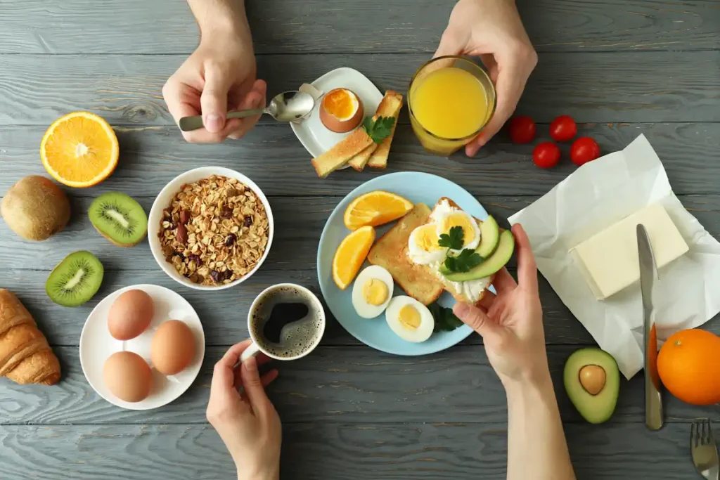 des personnes en train de prendre un bon petit déjeuner