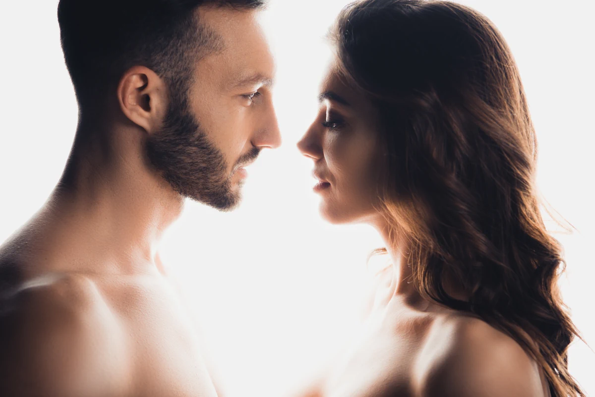 Un homme et une femme en face l'un de l'autre qui se soutiennent mutuellement lr regard
