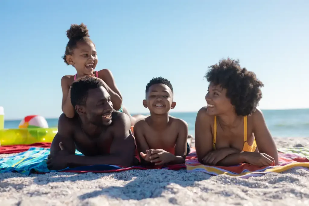 Une famille qui s'amuse à la plage