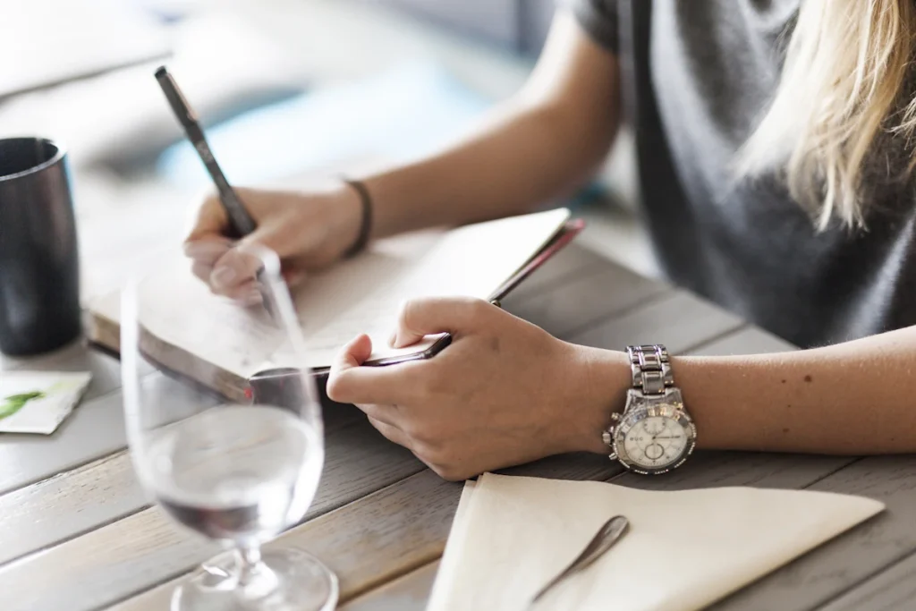 Une femme qui écrit dans un journal