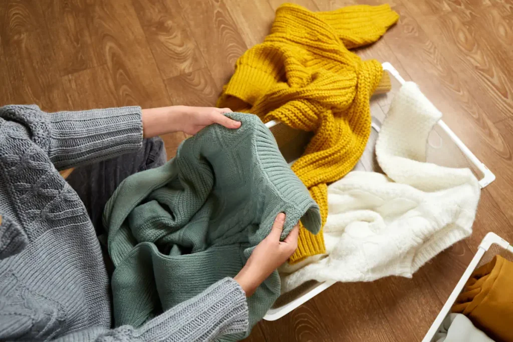 Une femme qui regarde un pull vert