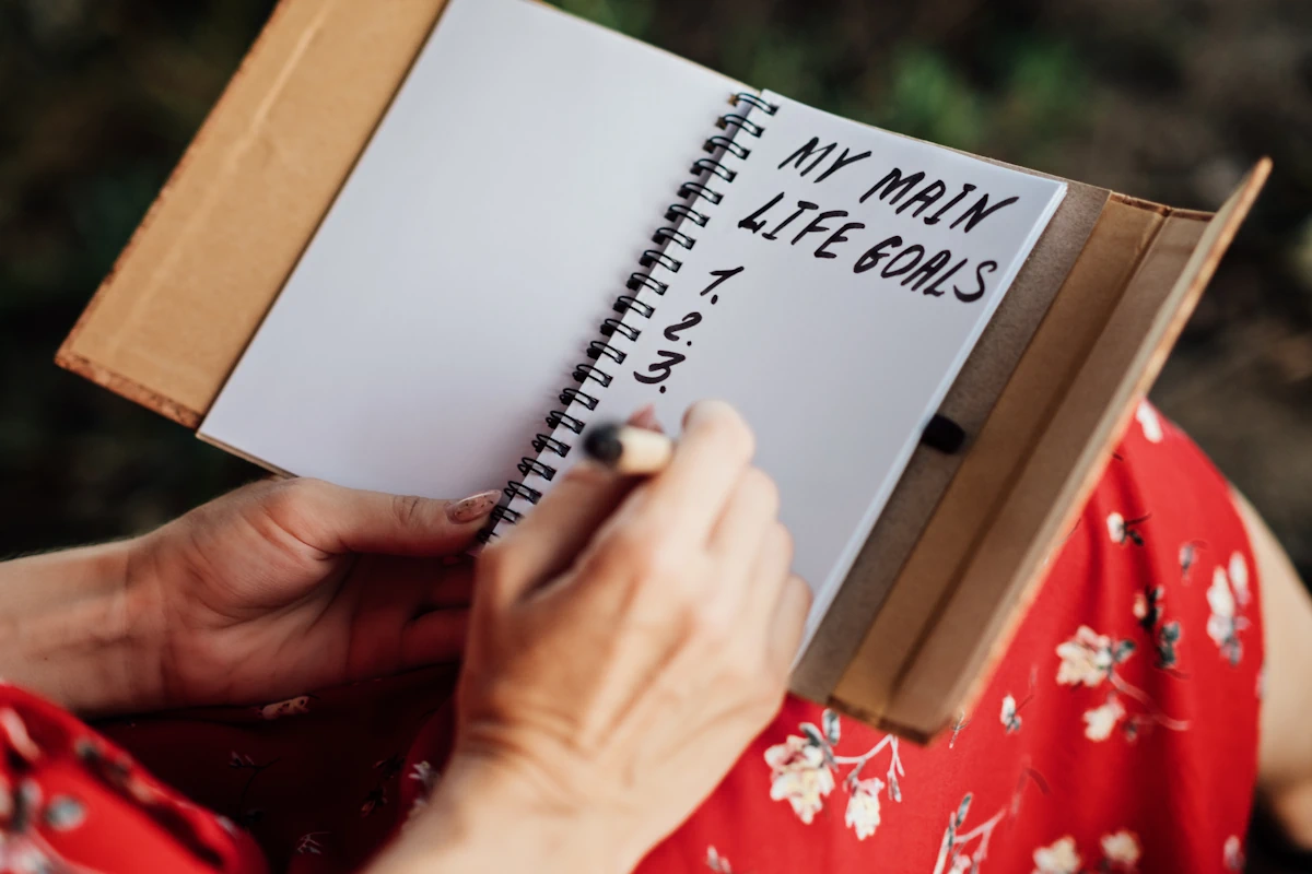 Une femme qui créer des listes à puces dans un carnet