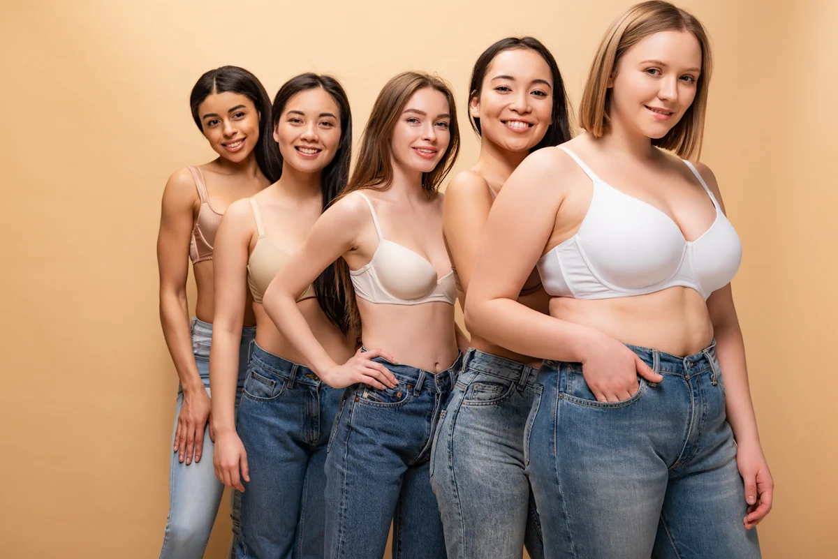 Différentes femmes en soutien gorge