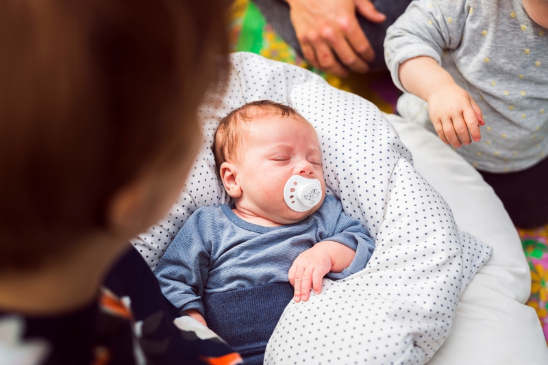 bébé qui dort en pyjama