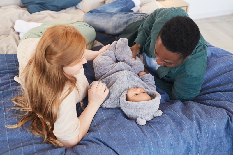 couple allongé avec son bébé