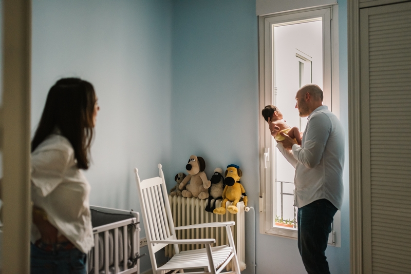 couple dans la chambre de bébé
